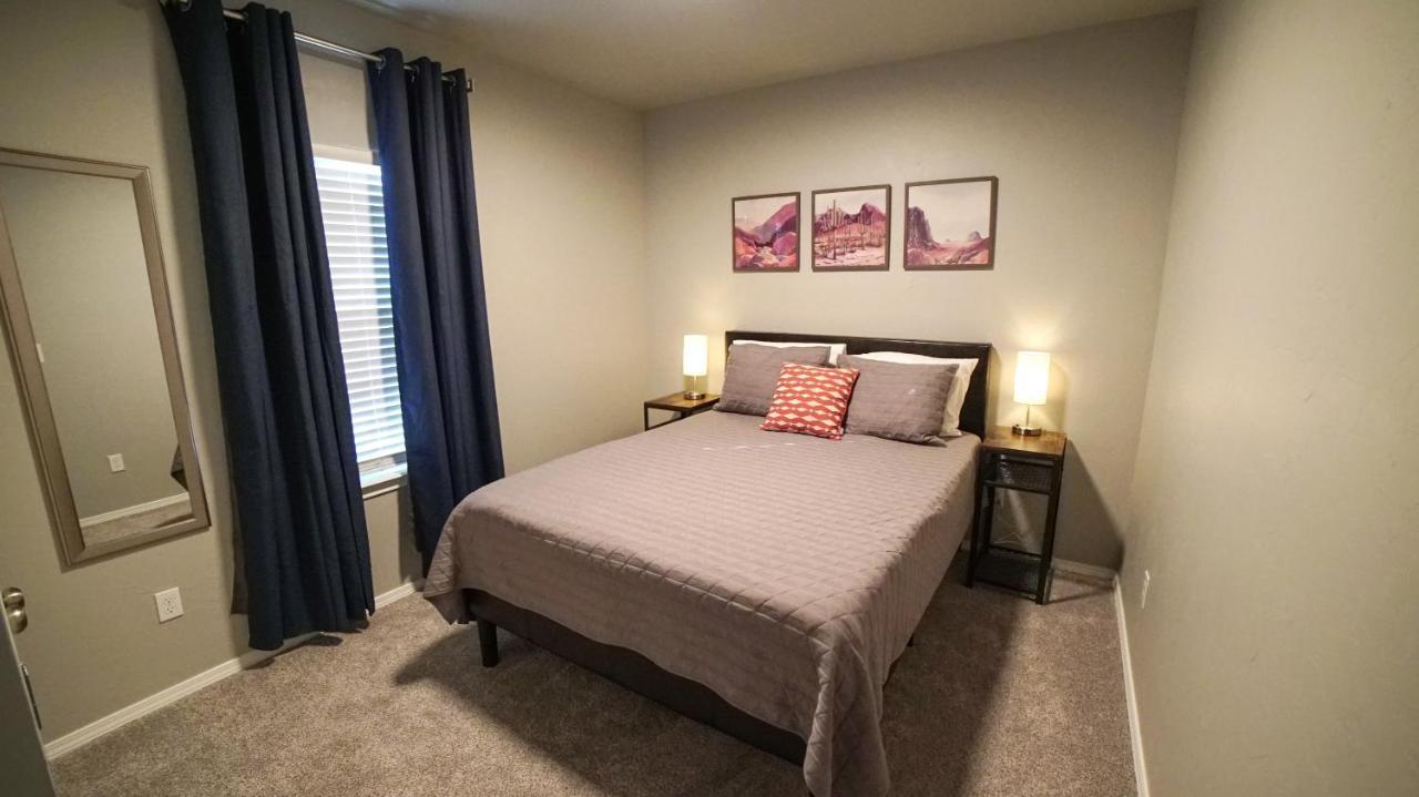 Rock & Roll House, Fiber Internet, Roku Tv, Washer & Dryer, By Dt Chickasha & Leg Lamp! Dış mekan fotoğraf